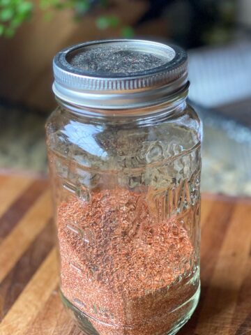 Dry rub in a mason jar with lid.